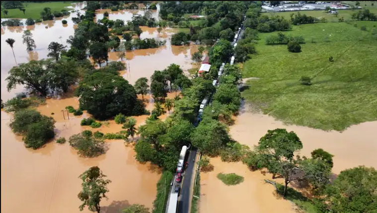 Vista aérea de la inundación que provocaron lluvias asociadas a depresión tropical Julia en el kilómetro 240 de la ruta CA-9 Norte, en Morales, Izabal entre el 9 y 10 de octubre.