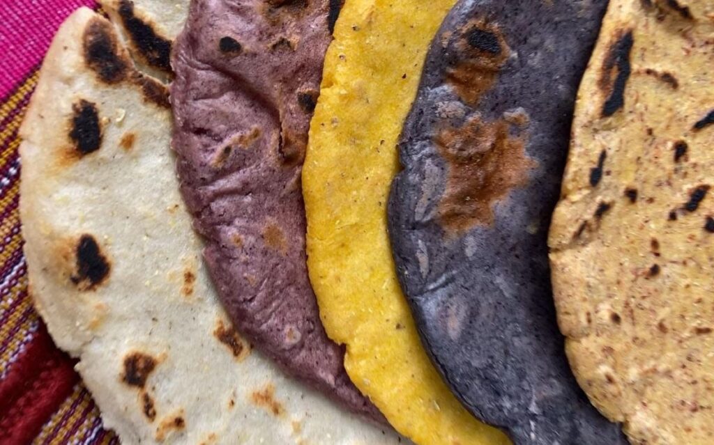 Rescatan tradición ancestral de elaborar tortillas de colores en