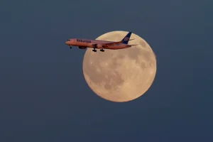 Primera luna llena del otoño astronómico "Luna de la cosecha". En la imagen se aprecia una composición donde aparece una aereonave europea.