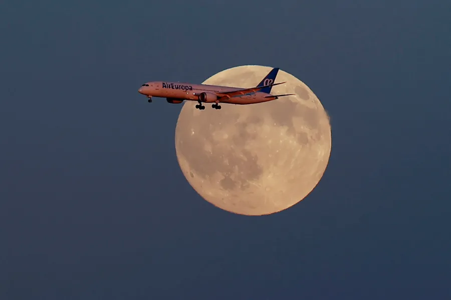 Primera luna llena del otoño astronómico "Luna de la cosecha". En la imagen se aprecia una composición donde aparece una aereonave europea.